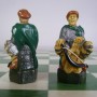 Schachfiguren Kreuzzug farbig mit Schachbrett